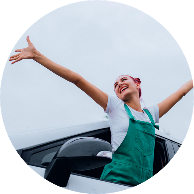 Pessoa sorrindo ao usar o aplicativo Rever